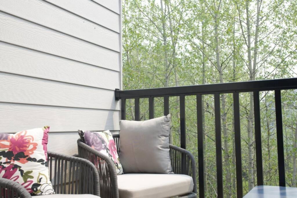 Immersed In The Scenery Of Canmore Exterior photo