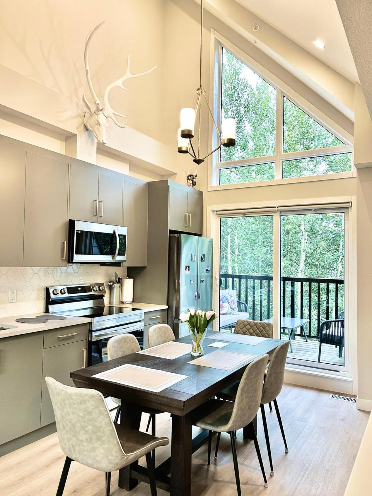 Immersed In The Scenery Of Canmore Exterior photo